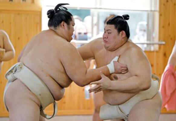 　二所ノ関一門の連合稽古で、琴桜（左）と相撲を取る大の里＝福岡市