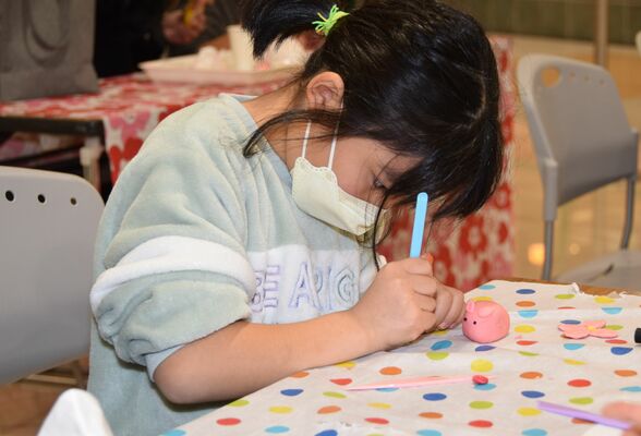 和菓子に見立てたうさぎを製作する来場者