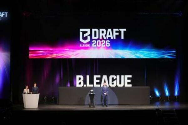 初開催したバスケットボール「Bリーグ・プレミア」の新人ドラフトであいさつする島田慎二チェアマン=29日、東京都内