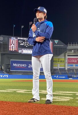 今季初勝利を挙げ、インタビューを受ける今井＝ＺＯＺＯマリン