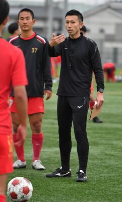 矢板中央高の選手に指導する長峯さん（右）＝リアンビレッジ矢板
