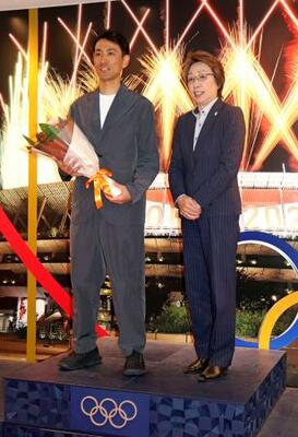 　ＪＯＣの橋本聖子会長（右）を表敬訪問し、記念撮影に応じるノルディックスキー複合の渡部暁斗さん＝２３日、東京都新宿区