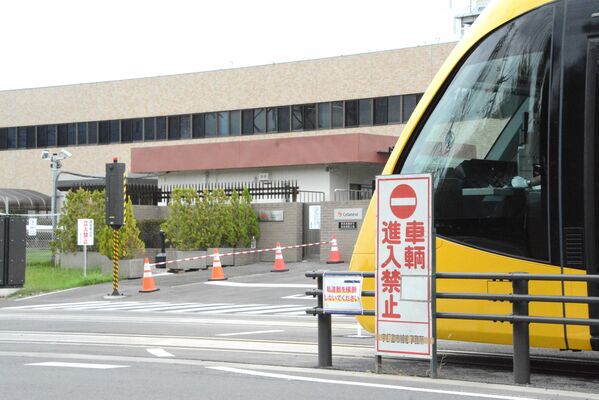 事故を受けて進入禁止の看板が設置された１件目の事故現場＝22日午前９時50分、宇都宮市清原工業団地