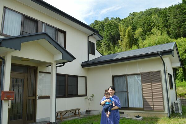 今年２月に移住した君島さん親子と、広々した自宅
