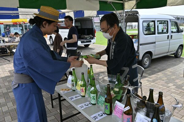 各蔵元自慢の一杯を楽しむ来場者