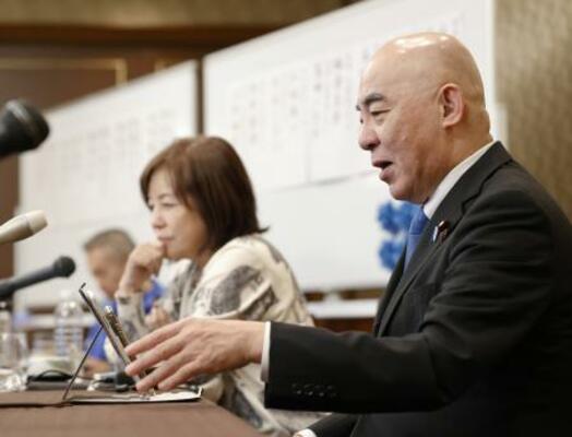 　インターネットの番組に出演する日本保守党の百田代表（手前）＝９日午前０時２９分、東京都中央区