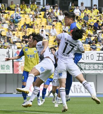 前半13分、ＣＫから栃木ＳＣのＤＦ柳（右奥）が頭でシュートを放つ＝カンセキスタジアムとちぎ、加藤竜矢撮影