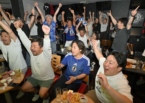 日本代表が先制し、歓喜に沸くサポーターたち＝６月30日午前２時30分、宇都宮市池上町、広瀬華撮影

