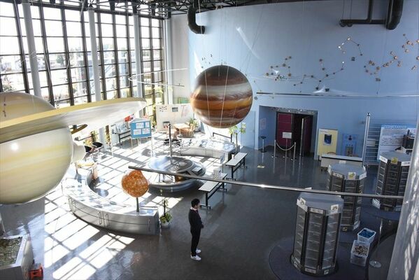 科学教育センターのエントランスホール。右奥がプラネタリウム