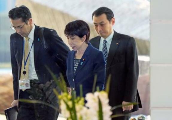 　９日、首相官邸に入る高市首相（中央）