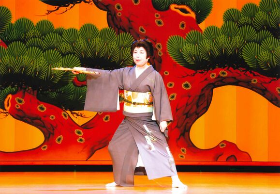 今年７月の発表会で長唄「松の緑」を演じる渡辺さん