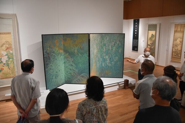 華厳社に所属した画家の名品が並ぶ企画展＝17日午前、日光市山内