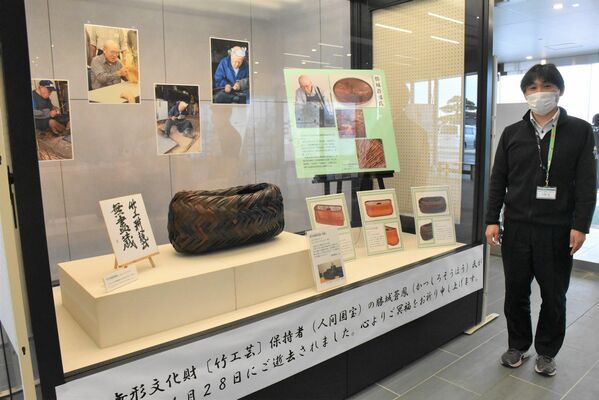 市役所本庁舎１階に展示されている勝城さんの作品など