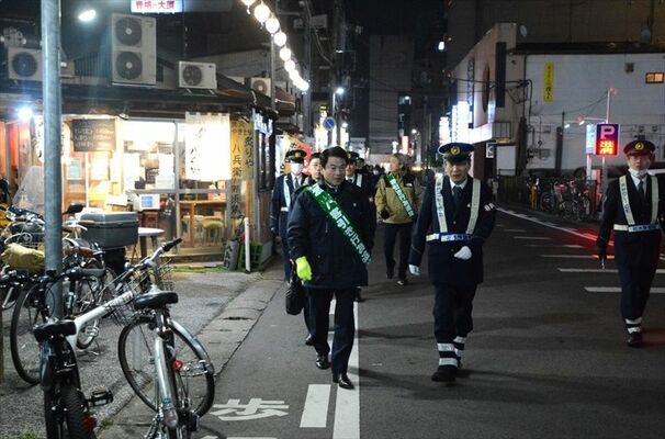 ＪＲ宇都宮駅東口の歓楽街で行った合同パトロール＝15日午後９時５分、宇都宮市東宿郷２丁目