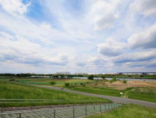 　荒川の広大な河川敷。対岸は埼玉県戸田市＝東京都板橋区