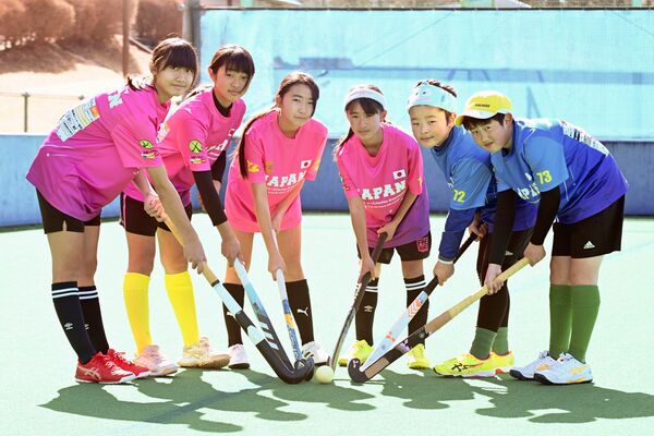 ホッケーＵ１２日本代表に選出された本県の６選手。左から星（日光Ｂｅｒｒｙ’ｓ）、高原（今市イーグルス）、秋場（大室ブラックジャンヌ、狐塚（今三ガールズ）、高村（南原グリーンモンキーズ）、福田（同）