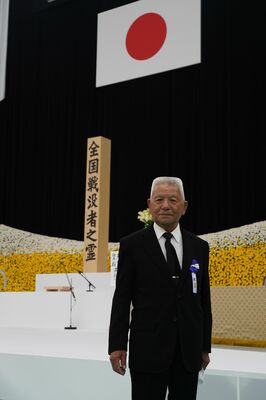 本県遺族を代表して献花した田名網さん＝15日午前10時35分、東京・日本武道館