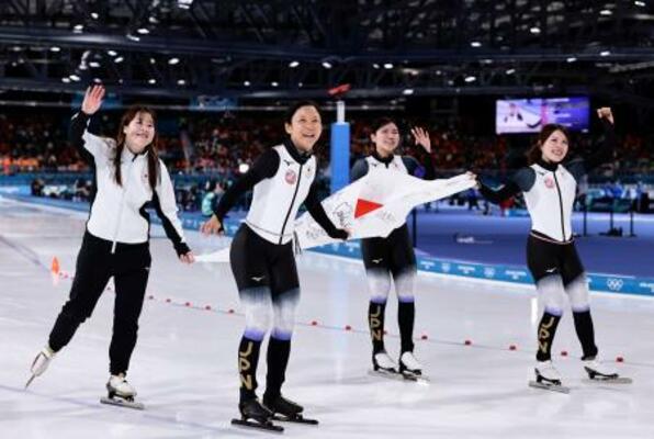 　ミラノ・コルティナ冬季五輪のスピードスケート女子団体追い抜きで銅メダルを獲得し、日の丸を掲げる（左から）堀川桃香、高木美帆、野明花菜、佐藤綾乃＝１７日、イタリア・ミラノ（共同）
