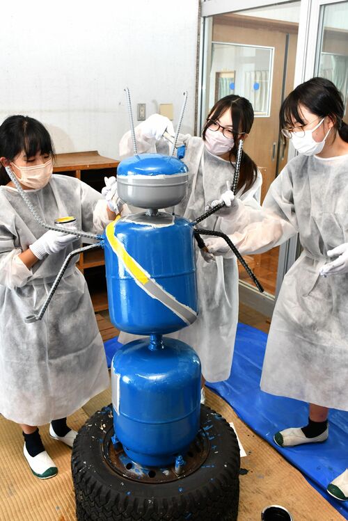 塗装作業を行う親園中の生徒