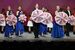 歌やダンスで観客を魅了する桐生さん（中央）