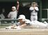 ６回、足大付の三走・谷が暴投の間に同点の生還＝エイジェックスタジアム、森田大地撮影