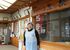 店内で笑顔を見せる田島会長