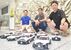 県警の車両をモデルにラジコンパトカーを製作している今さん（左端）と千葉さん（中央）、吉井さん＝８月16日午後、下野新聞社