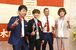 U字工事の2人と記念撮影する小池さん(左から2人目)ら卒業生たち