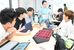 学生にパレスチナの伝統刺繍が入った着物帯の製作過程を教える山本代表（中央）＝20日午後５時５分、宇都宮市陽東７丁目