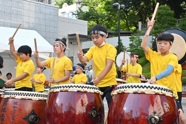バンバ市民広場で披露された和太鼓演奏