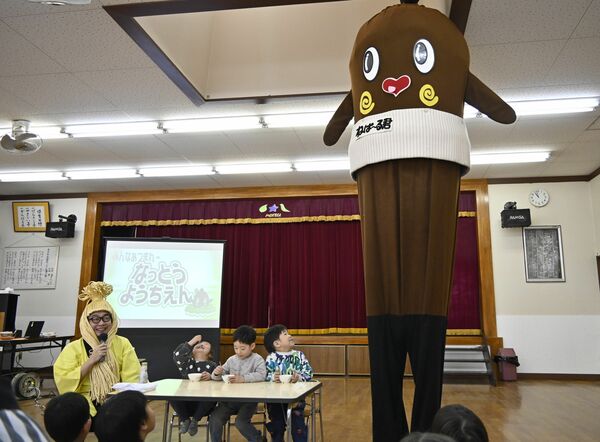 「納豆アイス」の試食でねば~る君と触れ合う園児たち
