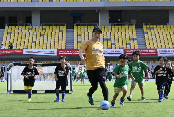 鮫島さんと一緒にボールを追いかける子どもたち