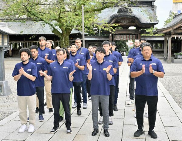 シーズン開幕を前に必勝を祈願する宇都宮ブレックスの選手ら＝11日午後３時15分、宇都宮市馬場通り１丁目