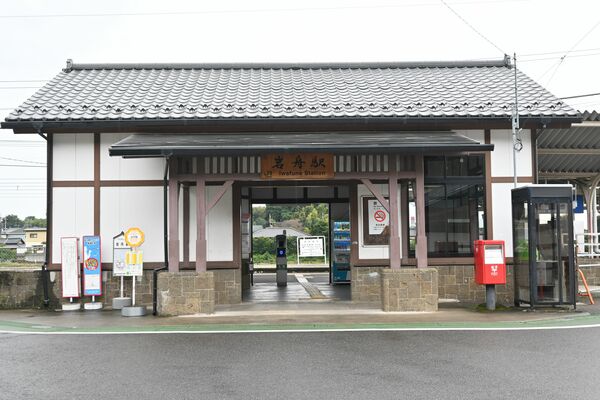 アニメ「秒速5センチメートル」の舞台となった岩舟駅=1日午後、栃木市岩舟町静