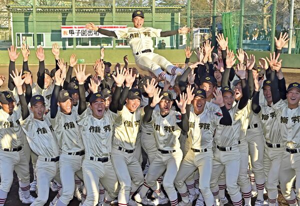 ２年連続12度目のセンバツ出場が決まり、小森主将を胴上げして喜ぶ作新ナイン＝26日午後４時10分、宇都宮市一の沢１丁目