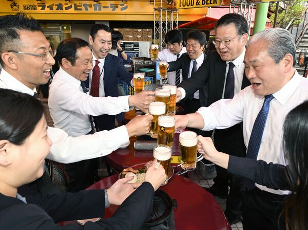 ジョッキを合わせ乾杯する会社員ら=25日午後5時、宇都宮市宮園町、森田大地撮影