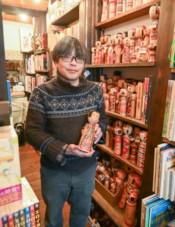 　古書店「にわとり文庫」店長の田辺浩一さん＝東京都杉並区