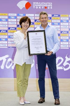 世界陸連のセバスチャン・コー会長(右)から表彰状を授与され、写真に納まる日本陸連の有森裕子会長=9月18日、国立競技場