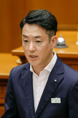 　大阪市議会で発言する横山英幸市長＝１５日午後