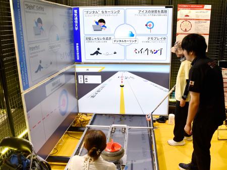 　大阪・関西万博でお披露目された、ＡＩを活用したカーリングのシミュレーター＝３日、大阪市此花区