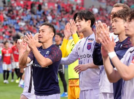 　浦和とのＰＫ戦を制しサポーターの声援に応えるＦＣ東京・長友（左端）ら＝埼玉スタジアム