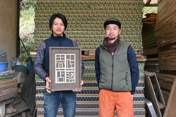 洋一さん(右)と芳夫さん兄弟。洋一さんの帽子は、佐藤姓ゆかりの地として佐野市をPRする「佐藤の会」とニューエラがコラボしたオリジナルキャップだ