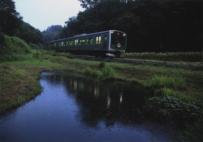 「始発小雨の中」杉本靜（那珂川）