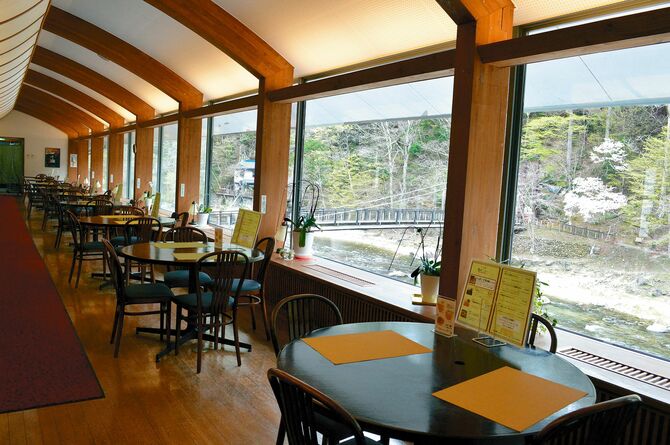 「紅の吊橋」と箒川が望める窓際は９テーブル