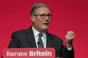英首相、反移民デモ批判