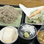 細麺と小鉢の豆腐が好評　もりそばと天婦羅　そば処 岩村道場（那珂川）
