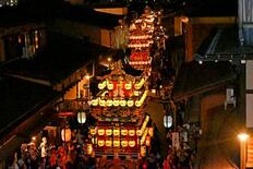 岐阜の高山祭開幕、屋台繰り出し