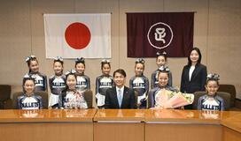 全国優勝を市長に報告