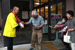 赤い羽根募金 街頭で呼びかけ 