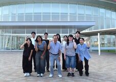 神田外語大生による日英版「震災復興新聞」完成にあわせ 内堀福島県知事と学生らが語る座談会を開催